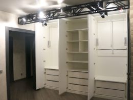 Распашной встроенный 6-дверный белый шкаф Риччи