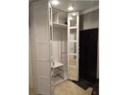 Шкаф-гармошка с фрезеровкой и зеркалом Метра наполнение