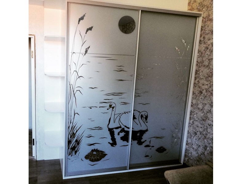Двери-купе с пескоструйным рисунком в спальню